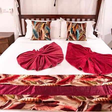 Hotel Marine At Negombo Beach Exterior photo